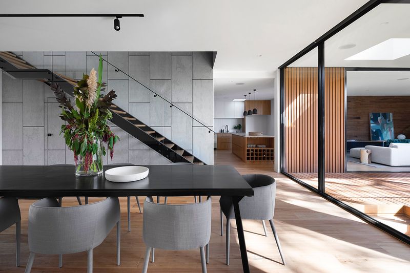 Bán tòa dịch vụ Xa La Hà Đông, diện tích 50m2 giá chỉ 16 tỷ mới tinh, kinh doanh cực đỉnh